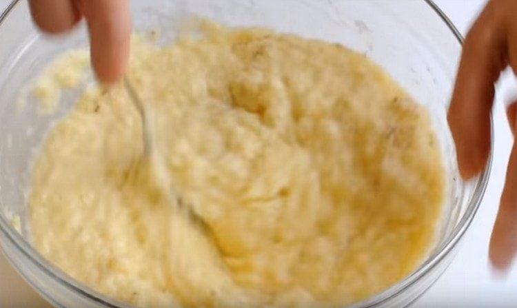 Mix the potato dough.