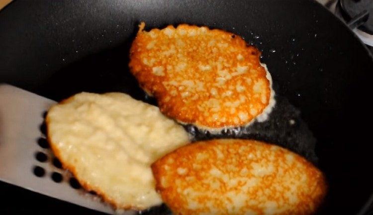 Fry potato pancakes on both sides.
