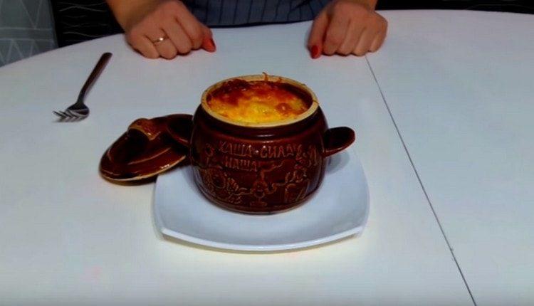 Fragrant roast in pots is convenient because the dish is obtained immediately portioned.