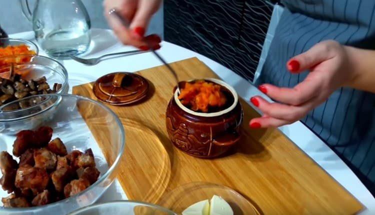 We spread a spoon of stewed vegetables.