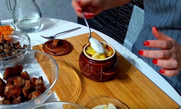 Add a slice of butter and sour cream.