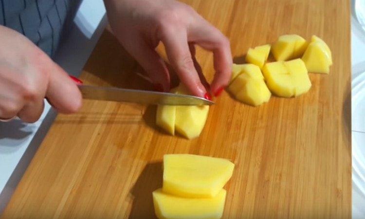 Chop the potatoes.