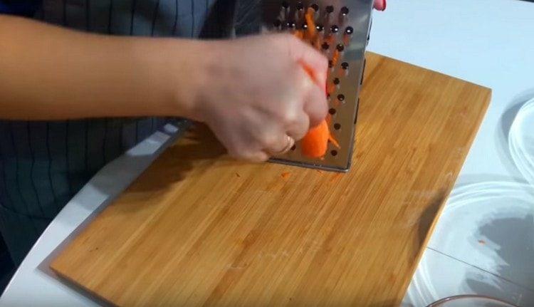 On a coarse grater, three carrots.