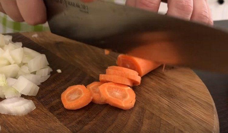 Cut the carrots into circles.