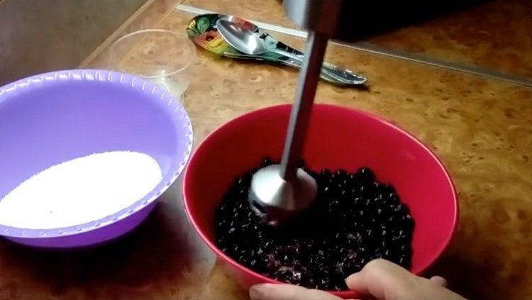 We interrupt the currant with a blender.