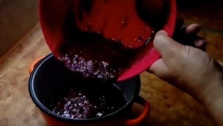 Mix the berry puree and pour into the pan.