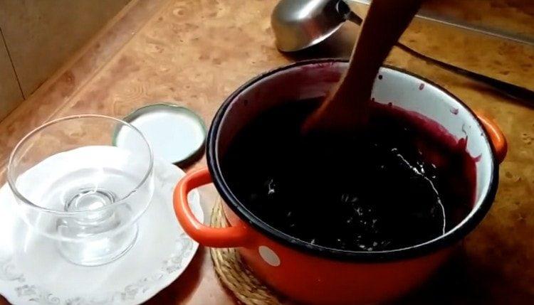 Ready jelly should be allowed to cool.