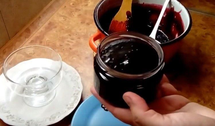 Pour jelly from blackcurrant into sterilized jars and cover with lids.
