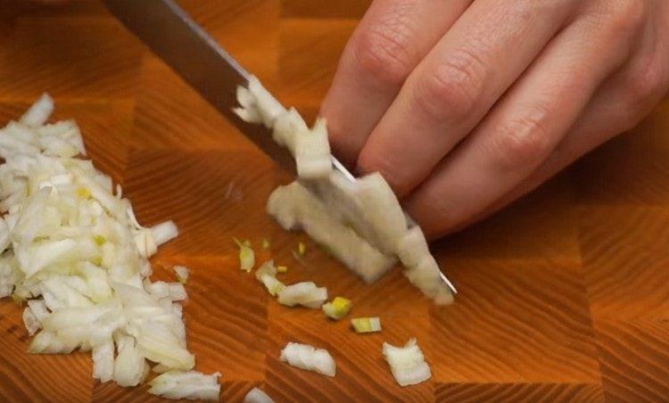 Grind onions and garlic.