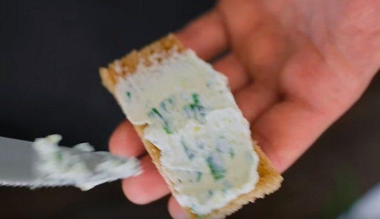 Sliced bread slices with the resulting cheese mass