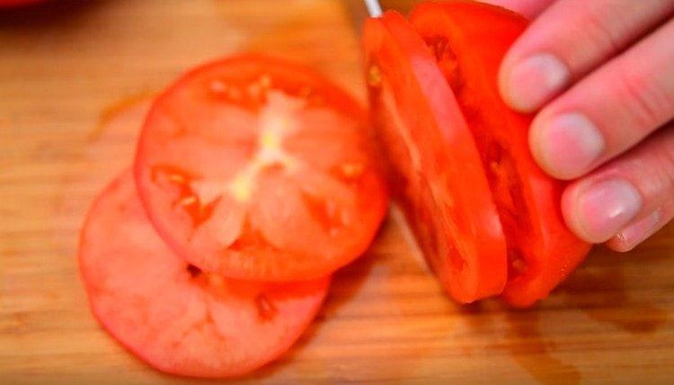 cut tomatoes into circles.