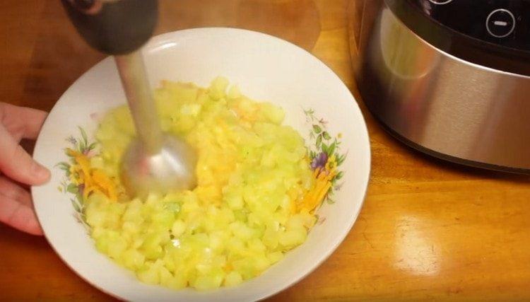 Mix all processed vegetables and grind them with a blender.