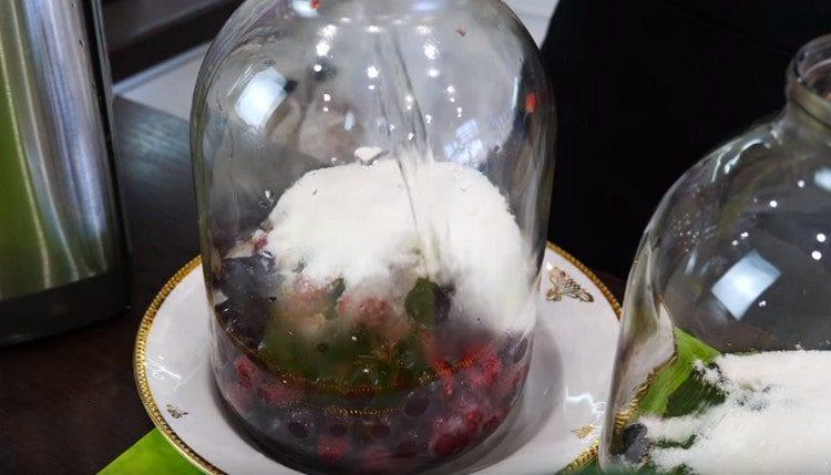 Add sugar to the berries.