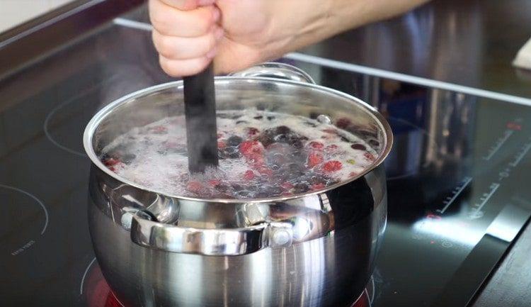 When boiling with a pusher, knead the berries.