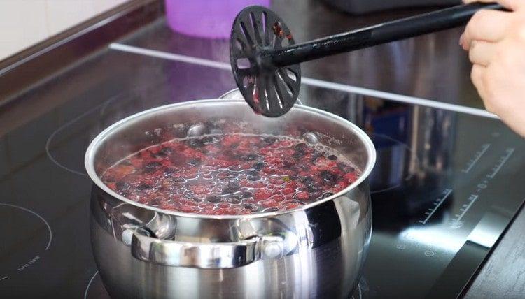 turn off the compote, cover and let it brew.