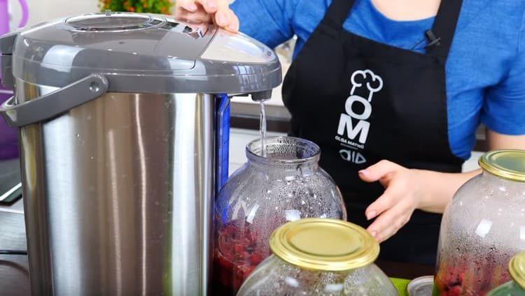 Jars with berries and sugar are filled to half with boiling water and let stand.