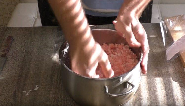 Knead the minced meat well.