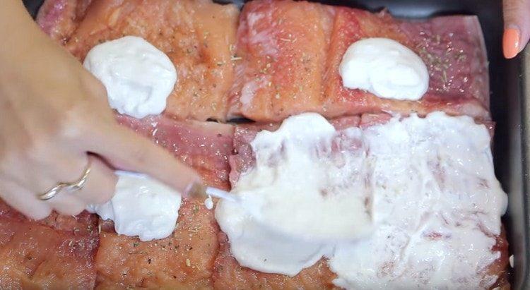 Sour cream-garlic sauce grease pink salmon in the form.