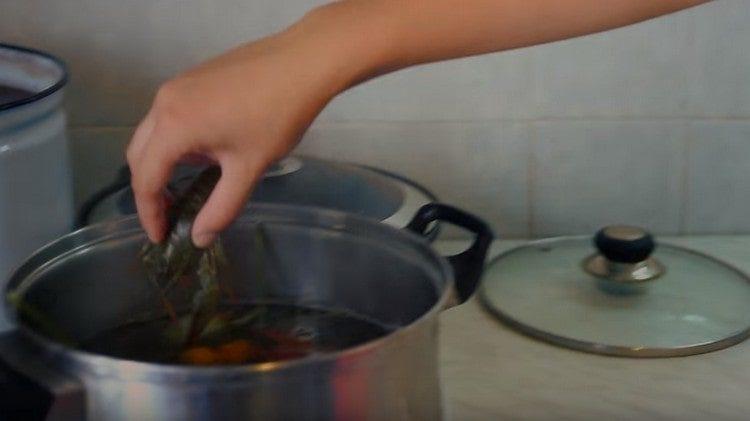 In a boiling brine, lower the crayfish.