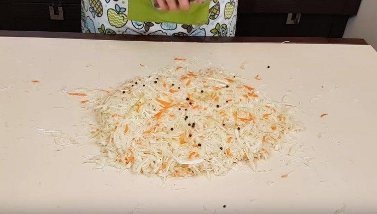 Knead the vegetables thoroughly with your hands, add a little pepper with peas.