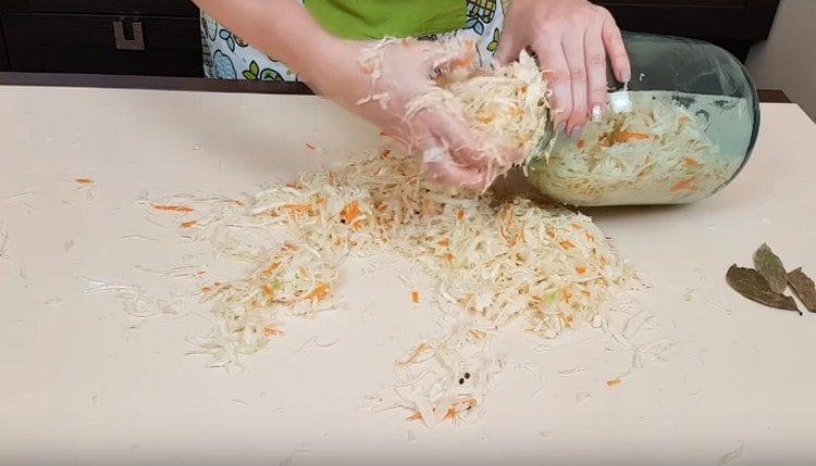 Tightly put the cabbage in a jar.