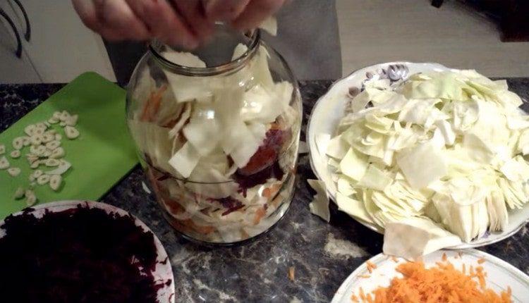 We lay cabbage, carrots, beets and garlic in a jar in layers.