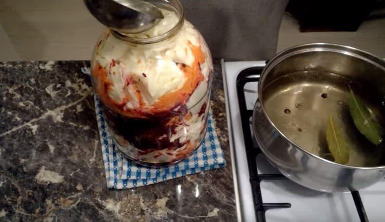 Pour the cabbage with hot marinade.