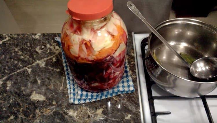 close the jar with a lid and leave it to cool completely.