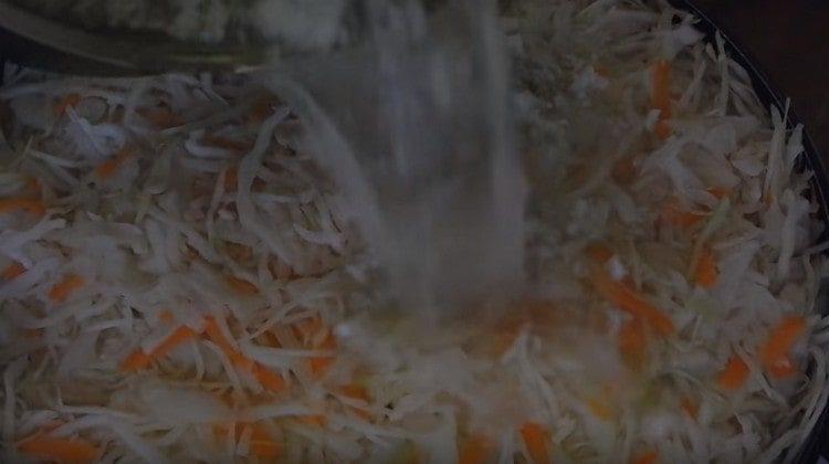 When the marinade boils, pour the cabbage.