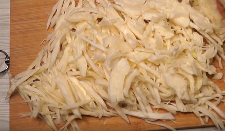 Shred finely cabbage.