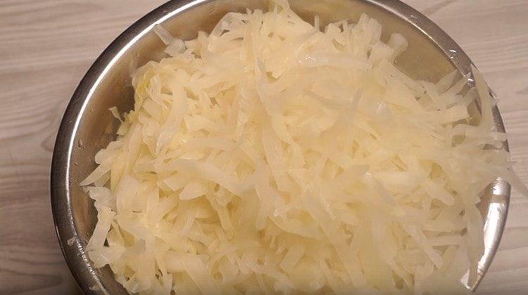 Throw cabbage into a colander.