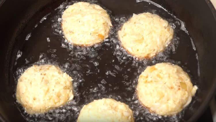 We form cutlets and put them in a heated frying pan with vegetable oil.