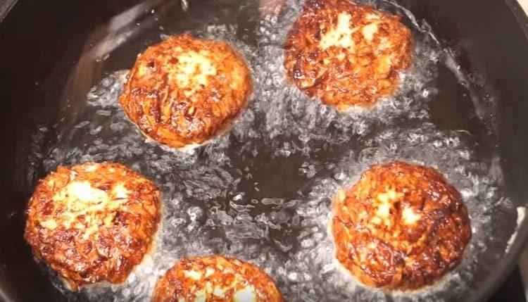 Fry cutlets on both sides.