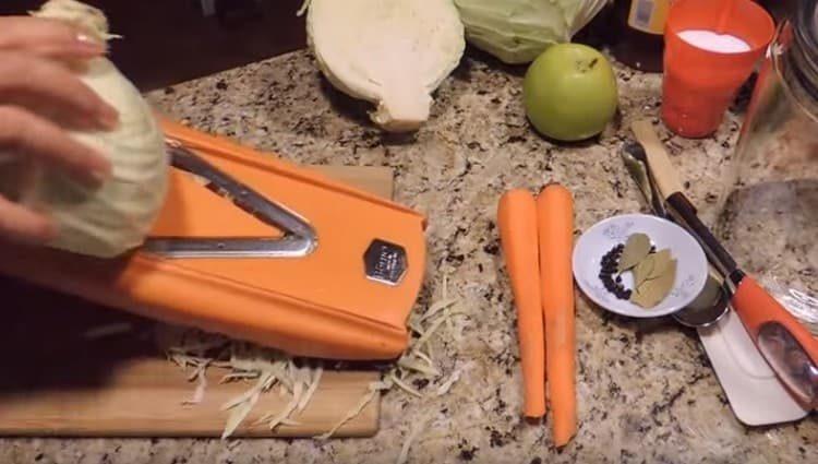 Thinly chop the cabbage.