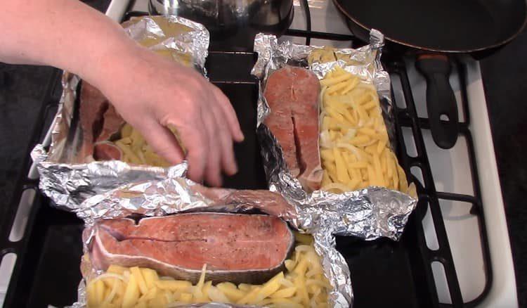 We put fish and potatoes on portioned pieces of foil.