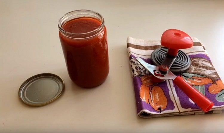 We pour ketchup into sterilized jars.