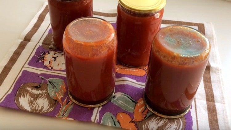 Ketchup with apples has a pleasant acidity in taste and is perfectly stored.