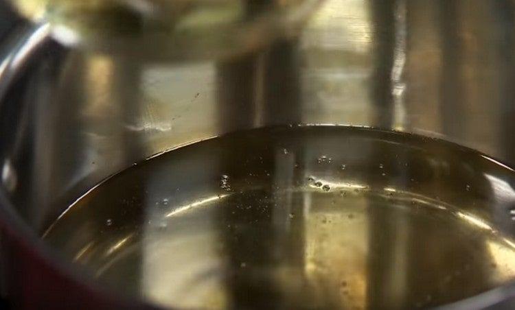 In a stewpan, we heat a lot of vegetable oil.