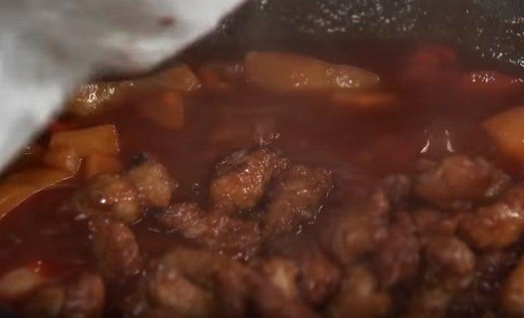 Spread the meat in the sauce.