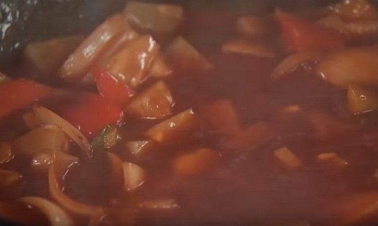 Introduce starch into vegetable sauce.