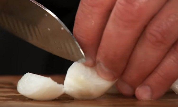 chop the onion coarsely.