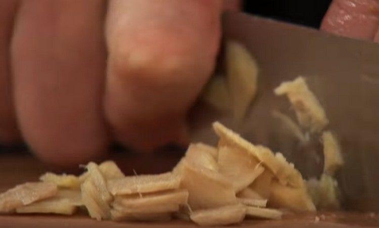 We clean and finely chop the ginger root.