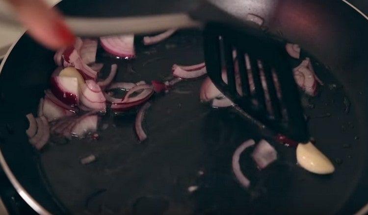 Add the onions to the garlic.