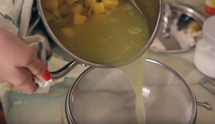 Drain the broth from the finished pumpkin.