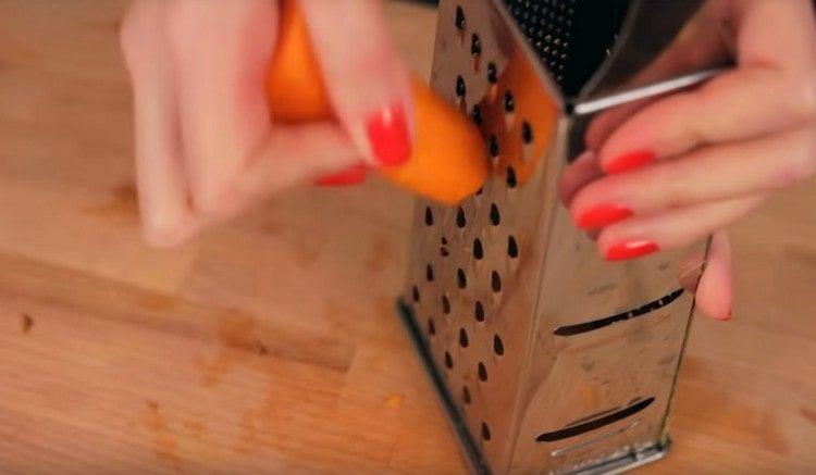 Rub the carrots on a grater.