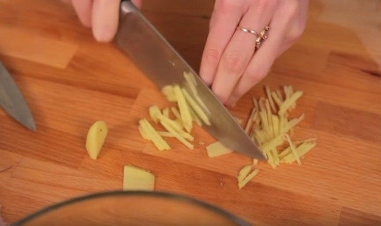 Thinly chop the ginger root.