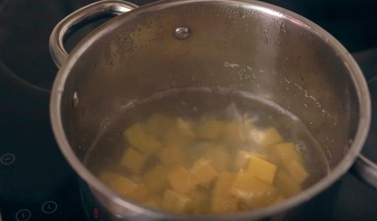 Put slices of pumpkin in the broth.