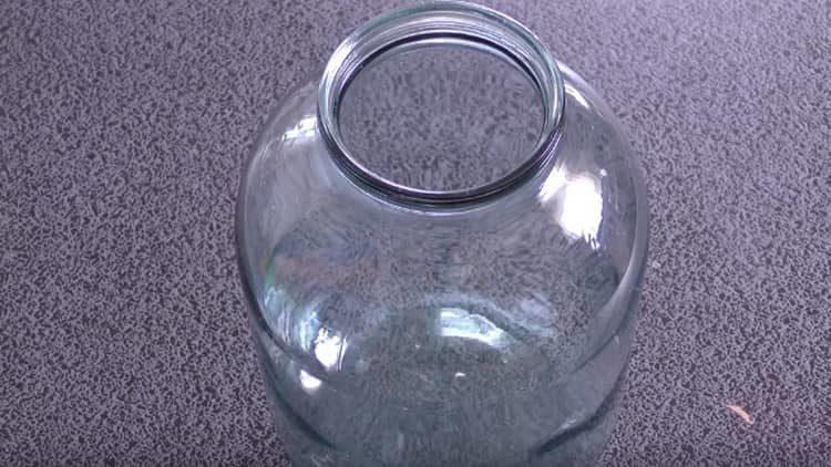 We sterilize the jar for compote.