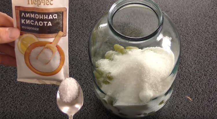 We fill the grapes in a jar, add sugar and citric acid.