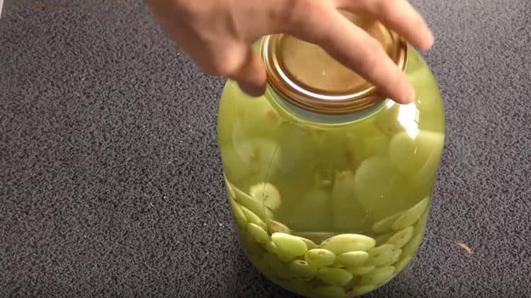 roll up the jar with a lid, shake so that all the sugar has dissolved.